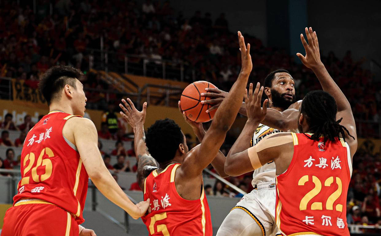 篮球热门赛事引发球迷激情，场面火爆混战(小球迷赛事直播)