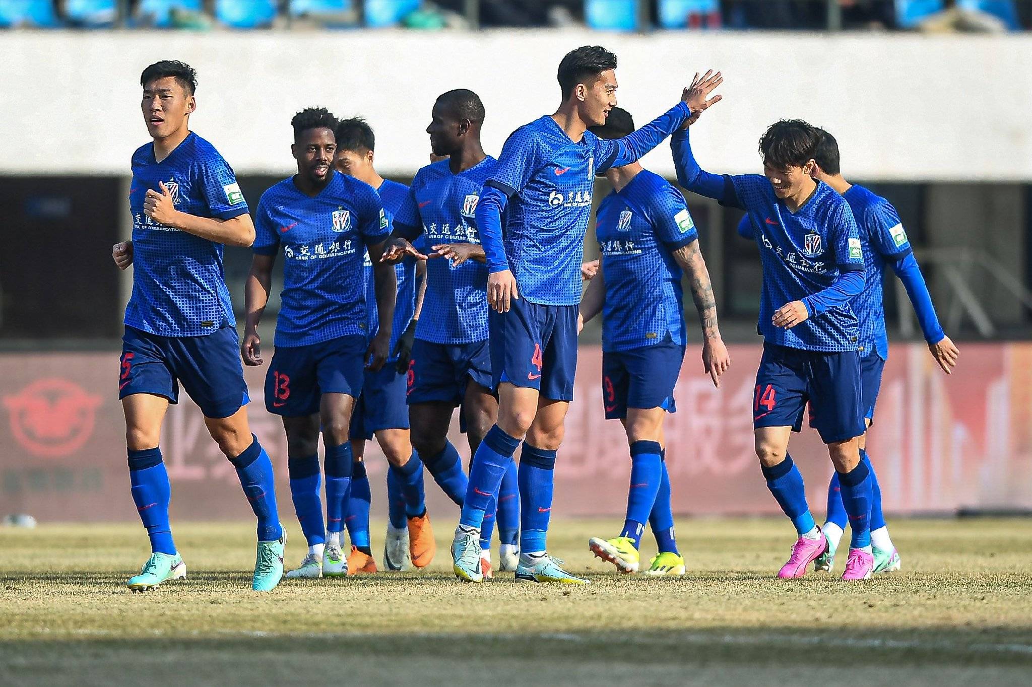 中超比赛现场报道：球队全情投入备战(中超比赛的情况)