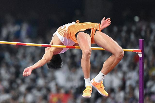 杏彩体育亚洲官网-跳高选手跃过难关，驰骋赛场(跳高比赛中以运动员跳过的最高高度决定名次)