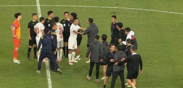 关于争议裁判引发球迷不满,夺冠争夺格外激烈的信息 关于争议裁判引发球迷不满,夺冠争夺格外激烈的信息