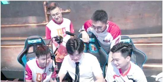 战术的较量：两位教练在场边互相博弈