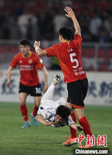 杏彩体育-包含高强度比赛，球员体能耗尽奋力拼搏的词条