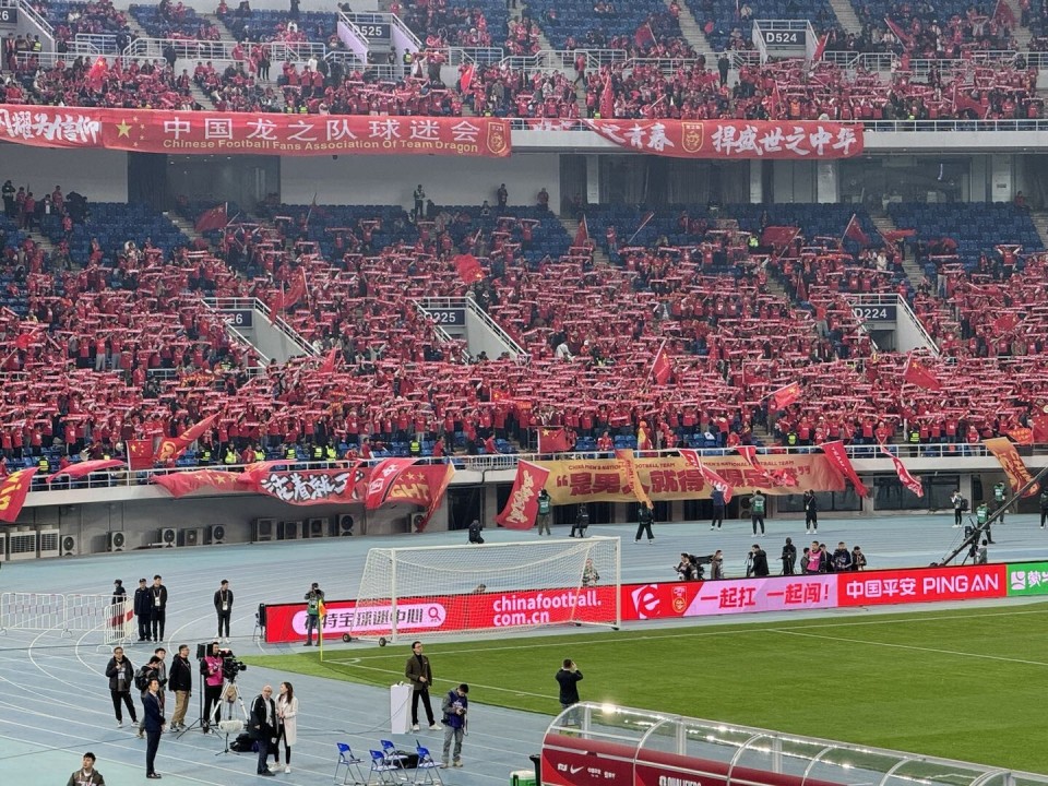 球迷们热情支持球队,创造浓厚的比赛氛围的简单介绍 球迷们热情支持球队,创造浓厚的比赛氛围的简单介绍