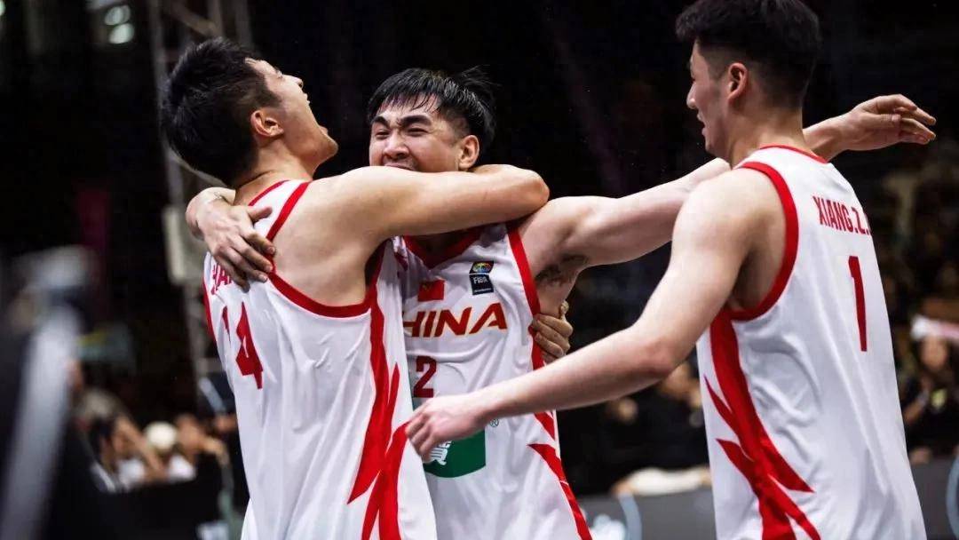 吉林男篮与深圳队展开激烈角逐 吉林男篮与深圳队展开激烈角逐