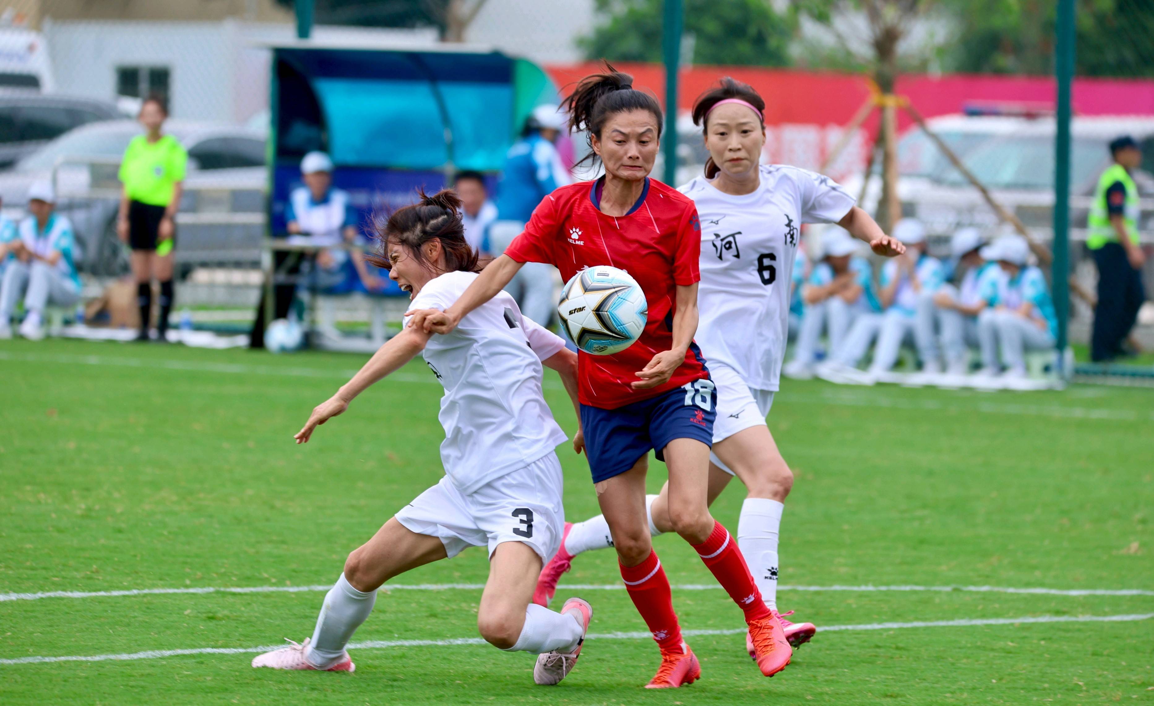 秘鲁女足运动员勇敢拼搏,成功晋级下一轮比赛 秘鲁女足运动员勇敢拼搏,成功晋级下一轮比赛