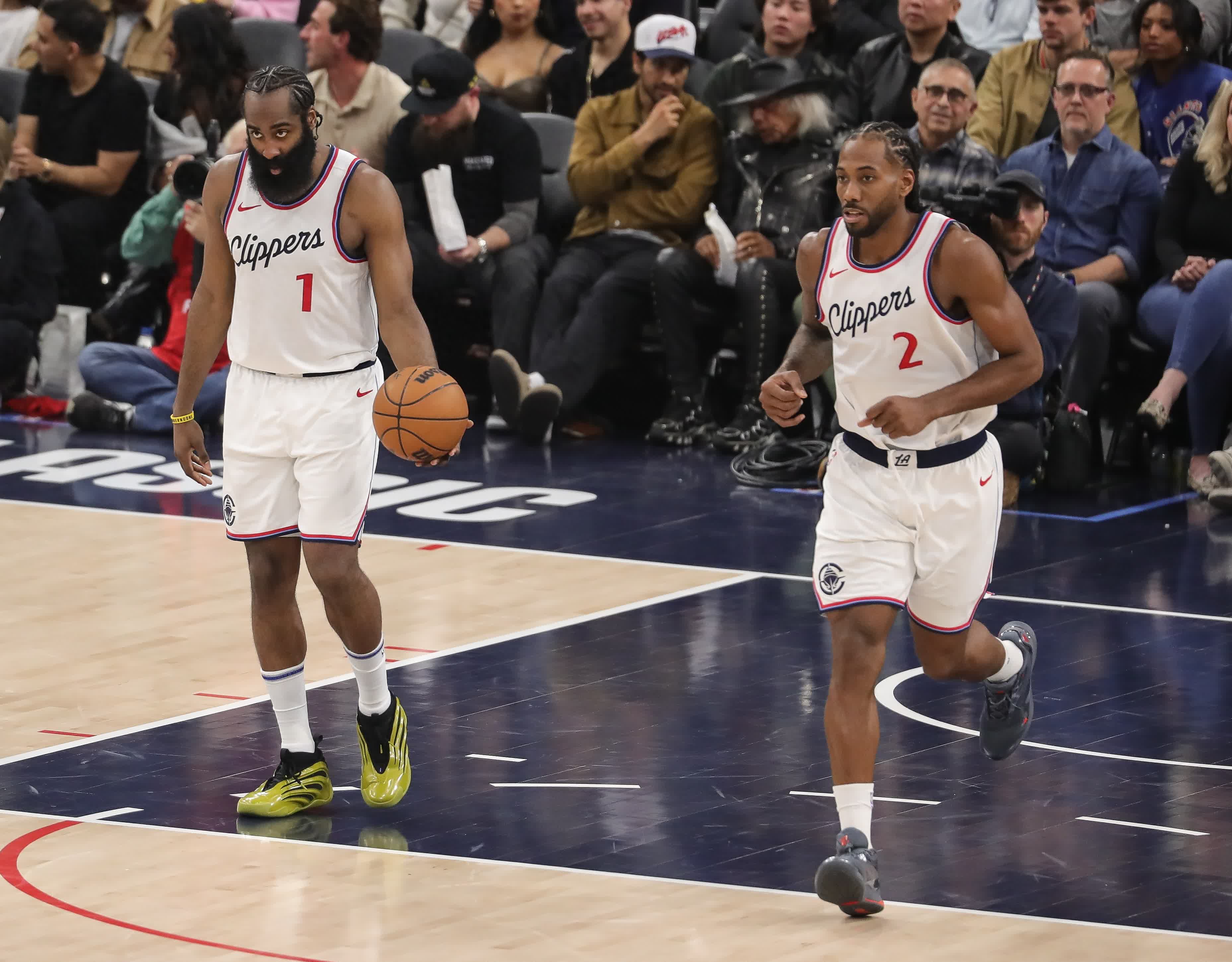 快船队主场击败公牛队，精彩表现