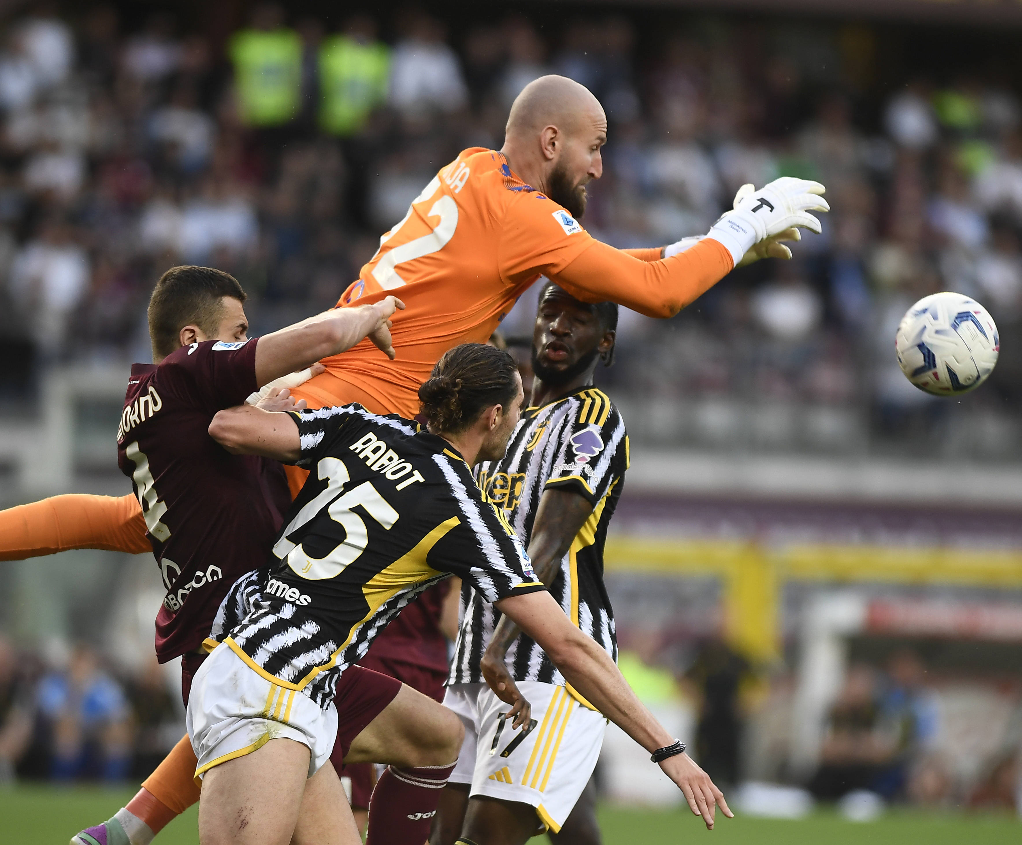 关于都灵客场险胜，门将最后时刻神勇扑出点球的信息