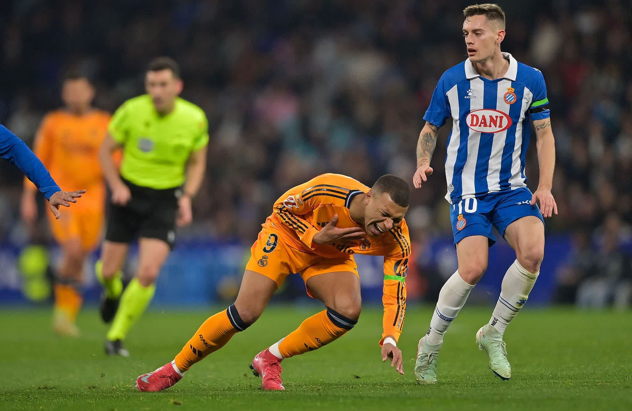 西班牙队遭遇重挫，球员表现令人失望的简单介绍